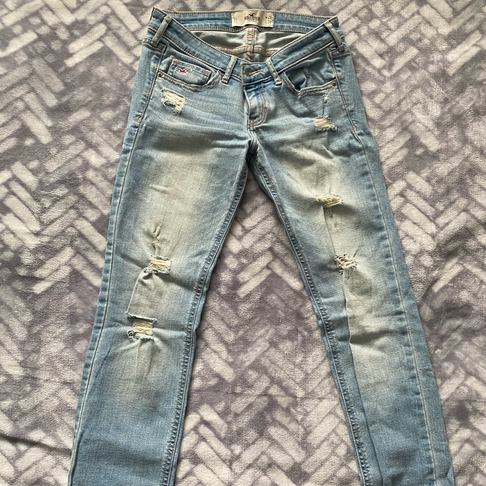 HOLLISTER RIPPED JEANS